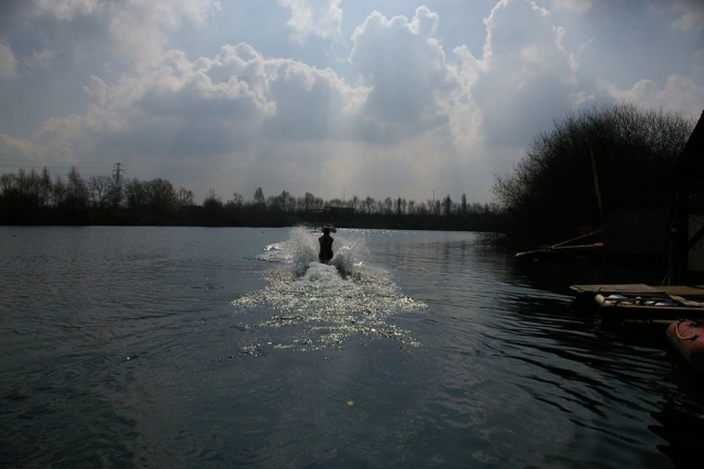  Esquí acuático en el lago 